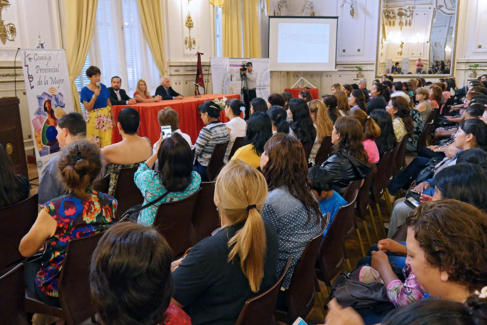 08-03-digitales-lopez-arias-conversatorio-dia-de-la-mujer3.jpg