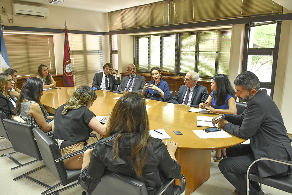 Lòpez_Arias_y_embajadora_UE_con_periodistas_-_digitales_06.jpg